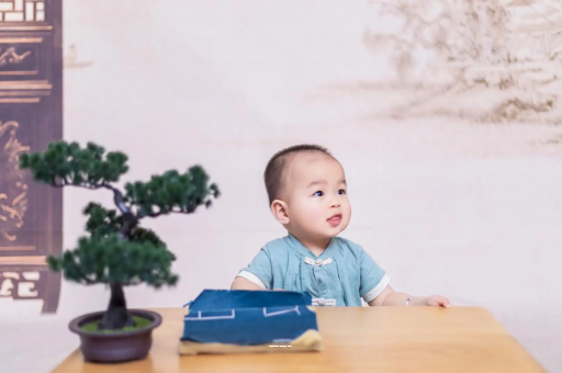 府谷怀孕肚子中间凹两边凸